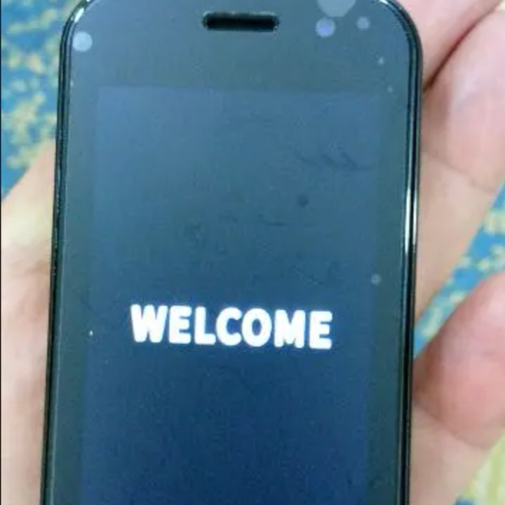 اربعة تلفونات حجم صغير ب30 دينار